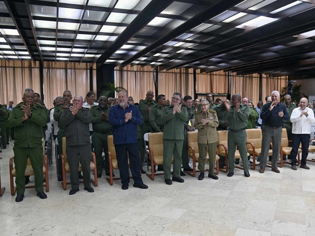 Díaz-Canel felicita a combatientes de la Seguridad Personal de Cuba